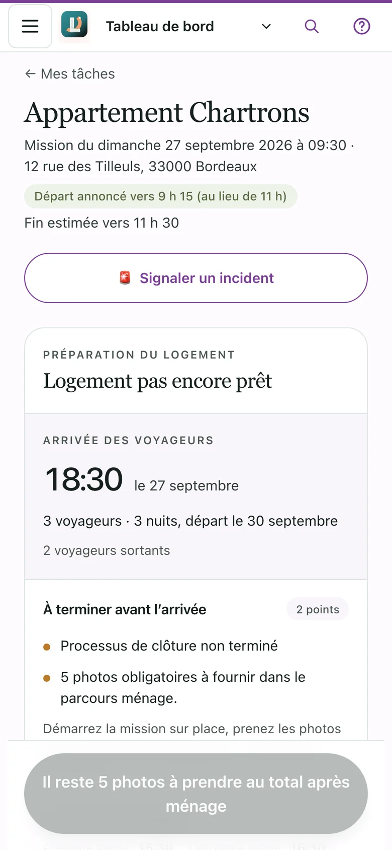 Espace ménage sur téléphone : mission du jour dans un appartement, départ des voyageurs annoncé à 9 h 15, fin estimée, bouton pour signaler un incident, et préparation du logement avec l’arrivée des voyageurs suivants à 18 h 30 et les points à terminer avant.
