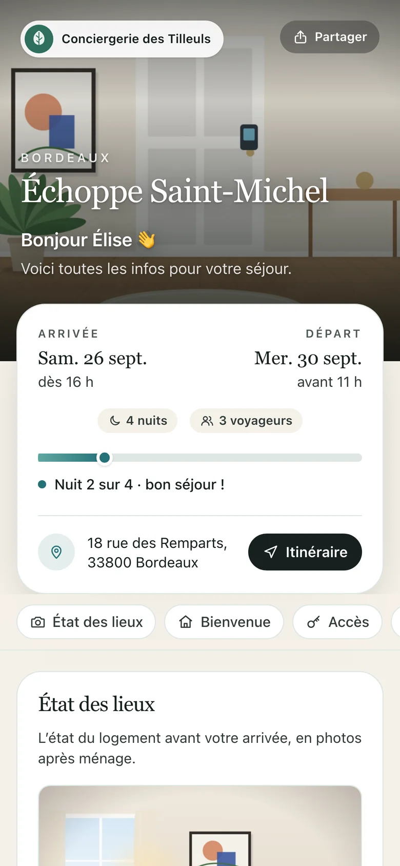 Livret d’accueil voyageur sur téléphone, à l’enseigne de la conciergerie : nom du logement, bienvenue personnalisée, dates d’arrivée et de départ, avancement du séjour, adresse avec bouton Itinéraire et sommaire (état des lieux, bienvenue, accès).