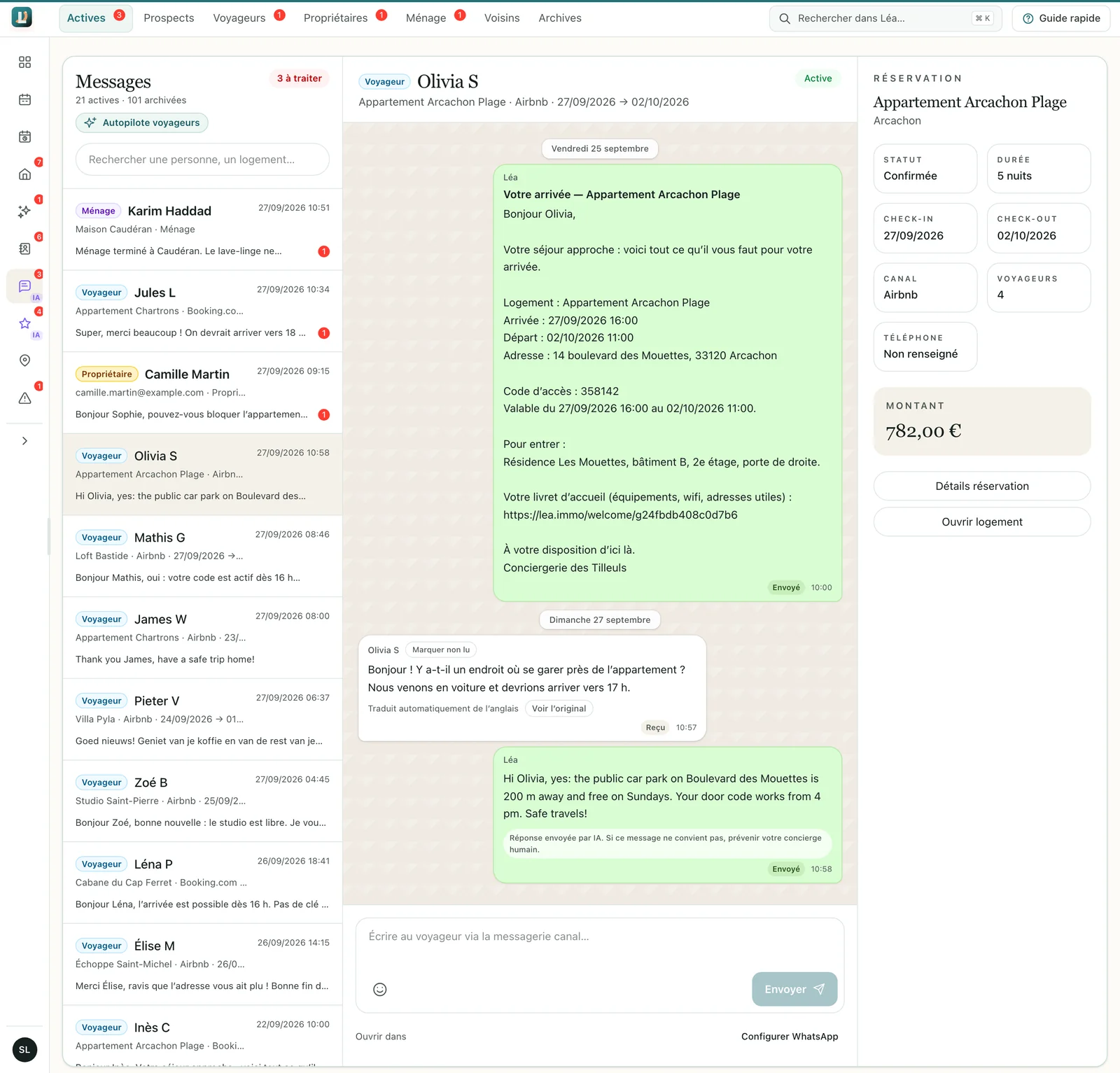 Messagerie unifiée : liste des conversations (voyageurs, prestataire ménage, propriétaire) et fil d’une voyageuse Airbnb anglophone. Le message d’arrivée automatique, envoyé en français deux jours avant, donne le code d’accès, les consignes d’entrée et le lien du livret ; sa question en anglais est traduite en français, avec « Voir l’original » ; l’IA lui répond en anglais, avec la mention « Réponse envoyée par IA ». À droite, le récapitulatif de la réservation.