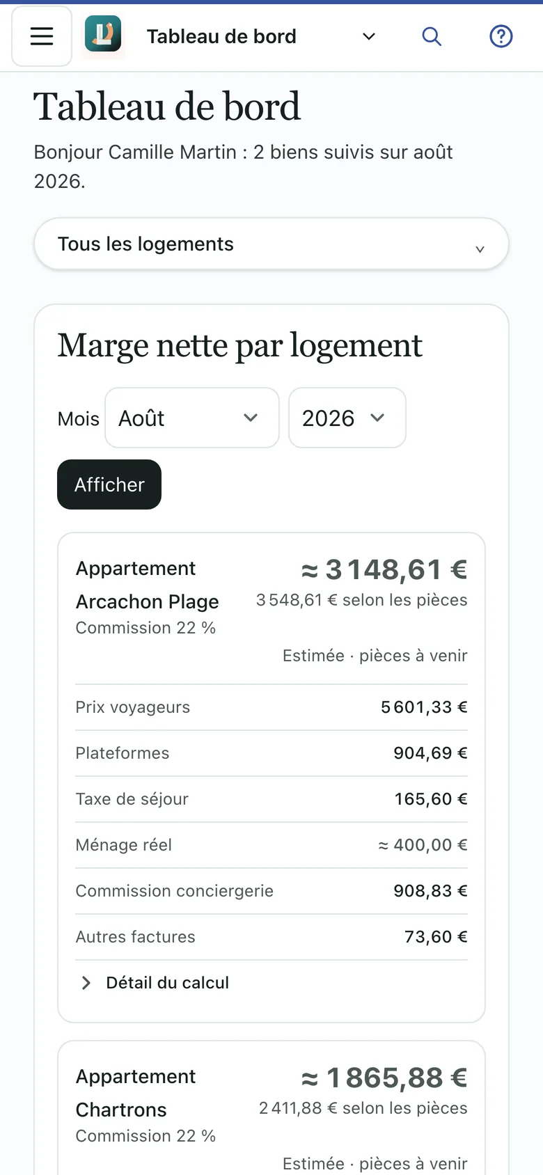 Espace propriétaire sur téléphone : tableau de bord d’août avec, pour chaque logement, la marge nette et son détail (prix voyageurs, plateformes, taxe de séjour, ménage, commission, autres factures).