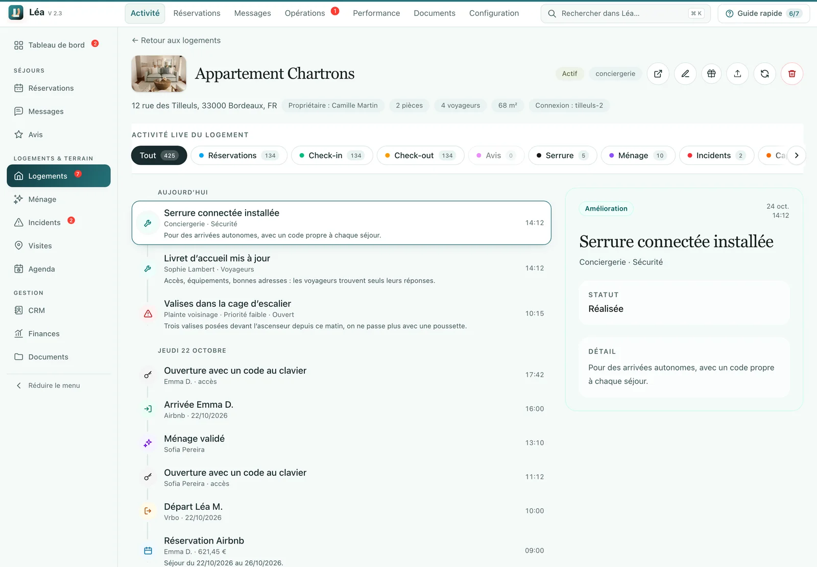 Fiche d’un appartement à Bordeaux : adresse, propriétaire et capacité, puis le fil d’activité du logement, filtrable par type d’événement (réservations, arrivées, départs, serrure, ménage, incidents) : serrure installée, livret mis à jour, plainte de voisinage, ouvertures au clavier, ménage validé.